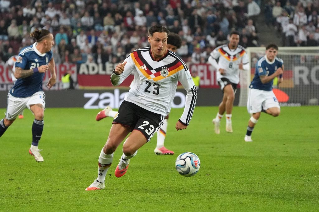 Younes Ebnoutalib pelea por un balón durante el partido de Nations League 2026/27 entre Alemania y Grecia disputado en Augsburgo.