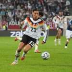 Younes Ebnoutalib pelea por un balón durante el partido de Nations League 2026/27 entre Alemania y Grecia disputado en Augsburgo.