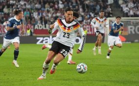 Younes Ebnoutalib pelea por un balón durante el partido de Nations League 2026/27 entre Alemania y Grecia disputado en Augsburgo.