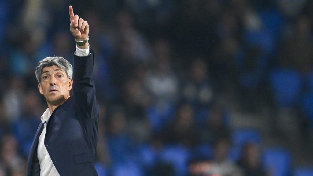 Imanol Alguacil levanta el dedo para dar indicaciones a sus jugadores durante su etapa como entrenador de la Real Sociedad en un partido de Europa League ante el Midtjylland.