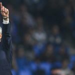 Imanol Alguacil levanta el dedo para dar indicaciones a sus jugadores durante su etapa como entrenador de la Real Sociedad en un partido de Europa League ante el Midtjylland.