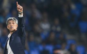 Imanol Alguacil levanta el dedo para dar indicaciones a sus jugadores durante su etapa como entrenador de la Real Sociedad en un partido de Europa League ante el Midtjylland.