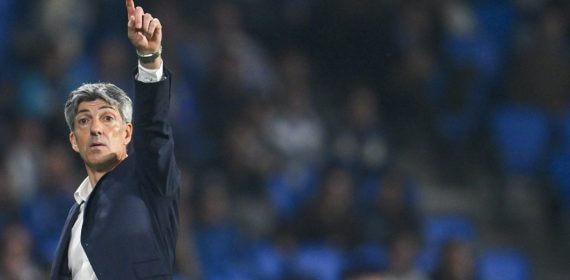 Imanol Alguacil levanta el dedo para dar indicaciones a sus jugadores durante su etapa como entrenador de la Real Sociedad en un partido de Europa League ante el Midtjylland.