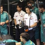 Ingenieros de Honda, con camisa blanca, junto a mecánicos de Aston Martin en el box durante una sesión