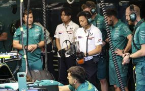 Ingenieros de Honda, con camisa blanca, junto a mecánicos de Aston Martin en el box durante una sesión
