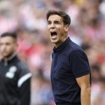 Iñigo Pérez da instrucciones a su equipo de manera airada durante el partido entre el Atlético de Madrid y el Villarreal de LaLiga 2026/27.