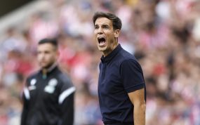 Iñigo Pérez da instrucciones a su equipo de manera airada durante el partido entre el Atlético de Madrid y el Villarreal de LaLiga 2026/27.