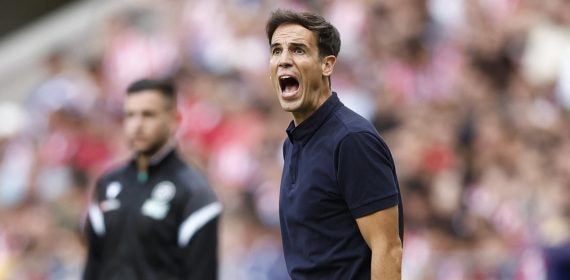 Iñigo Pérez da instrucciones a su equipo de manera airada durante el partido entre el Atlético de Madrid y el Villarreal de LaLiga 2026/27.