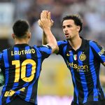 Lautaro Martínez celebra junto a Curtis Jones el primero de sus dos goles anotados en el Inter - Napoli de la Serie A 2026/27.