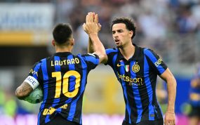 Lautaro Martínez celebra junto a Curtis Jones el primero de sus dos goles anotados en el Inter - Napoli de la Serie A 2026/27.