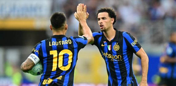 Lautaro Martínez celebra junto a Curtis Jones el primero de sus dos goles anotados en el Inter - Napoli de la Serie A 2026/27.