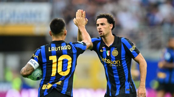 Lautaro Martínez celebra junto a Curtis Jones el primero de sus dos goles anotados en el Inter - Napoli de la Serie A 2026/27.