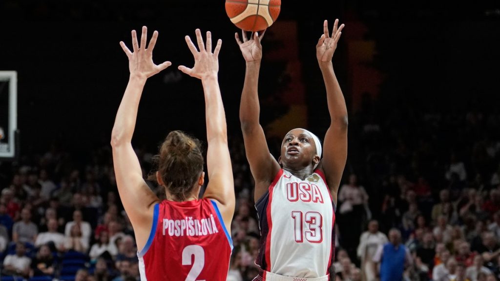 Jackie Young lanza a canasta por encima de una defensora checa en el Mundial de Berlín