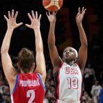 Jackie Young lanza a canasta por encima de una defensora checa en el Mundial de Berlín