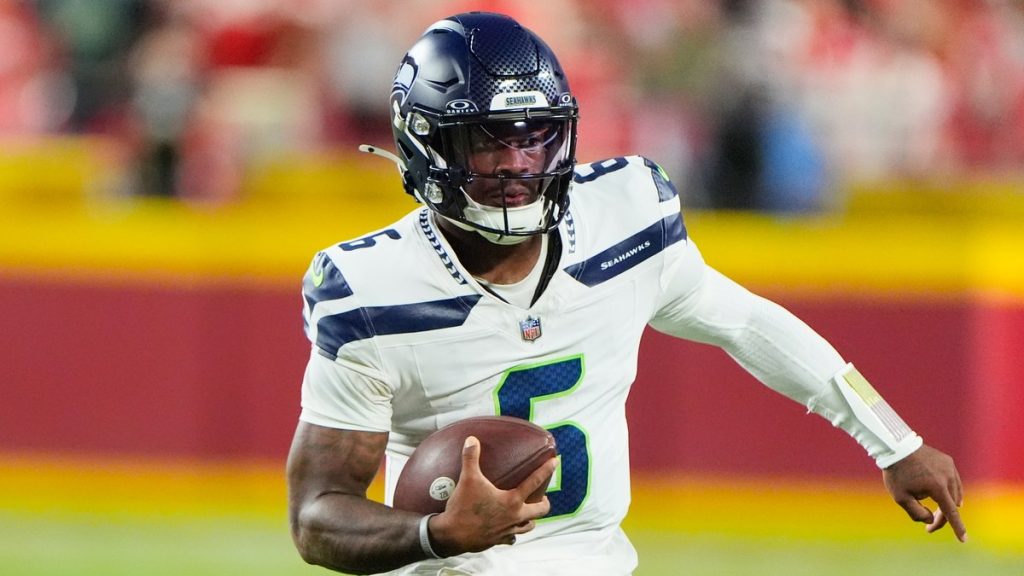 Jalen Milroe corre con el balón durante un partido de pretemporada de los Seattle Seahawks