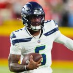 Jalen Milroe corre con el balón durante un partido de pretemporada de los Seattle Seahawks