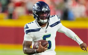 Jalen Milroe corre con el balón durante un partido de pretemporada de los Seattle Seahawks