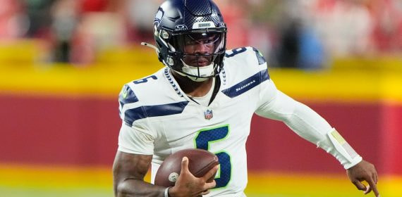 Jalen Milroe corre con el balón durante un partido de pretemporada de los Seattle Seahawks