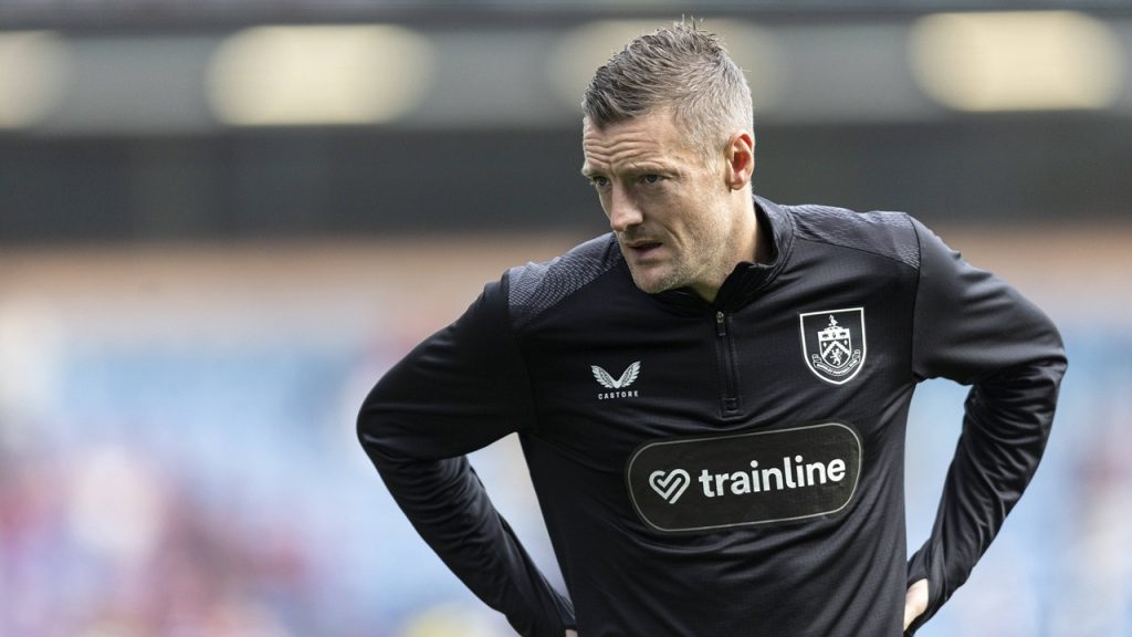 Jamie Vardy durante el calentamiento del partido entre el Burnley y el Derby County correspondiente al Championship 2026/27.