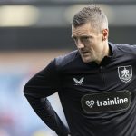 Jamie Vardy durante el calentamiento del partido entre el Burnley y el Derby County correspondiente al Championship 2026/27.