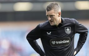 Jamie Vardy durante el calentamiento del partido entre el Burnley y el Derby County correspondiente al Championship 2026/27.