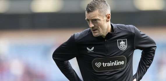 Jamie Vardy durante el calentamiento del partido entre el Burnley y el Derby County correspondiente al Championship 2026/27.