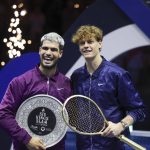 Carlos Alcaraz, con el plato de subcampeón, y Jannik Sinner, con la raqueta dorada de campeón, posan juntos
