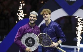 Carlos Alcaraz, con el plato de subcampeón, y Jannik Sinner, con la raqueta dorada de campeón, posan juntos