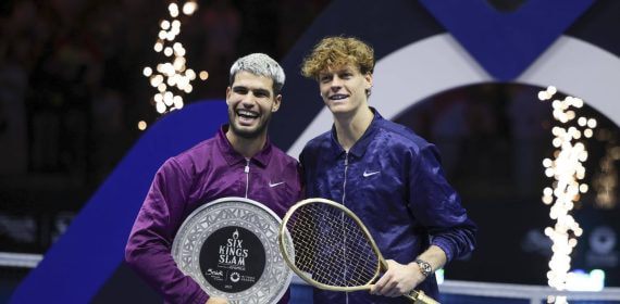Carlos Alcaraz, con el plato de subcampeón, y Jannik Sinner, con la raqueta dorada de campeón, posan juntos