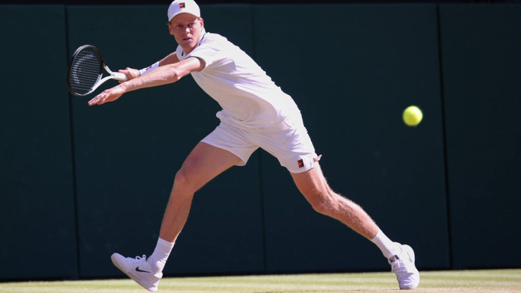 Jannik Sinner estira el revés en la final de Wimbledon 2026 sobre la hierba de la pista central