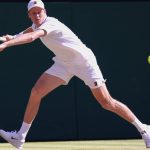 Jannik Sinner estira el revés en la final de Wimbledon 2026 sobre la hierba de la pista central