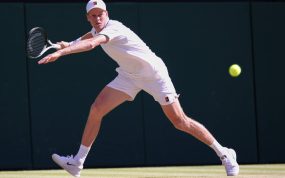 Jannik Sinner estira el revés en la final de Wimbledon 2026 sobre la hierba de la pista central