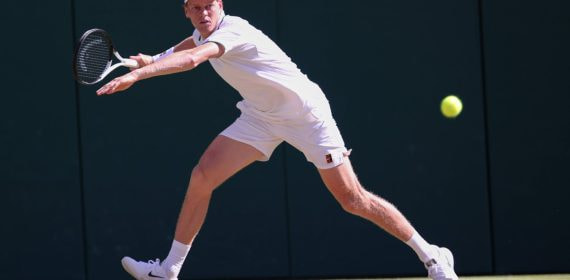 Jannik Sinner estira el revés en la final de Wimbledon 2026 sobre la hierba de la pista central