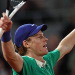 Jannik Sinner celebra su victoria en la semifinal de Roland Garros ante Novak Djokovic
