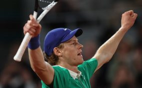 Jannik Sinner celebra su victoria en la semifinal de Roland Garros ante Novak Djokovic