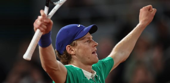 Jannik Sinner celebra su victoria en la semifinal de Roland Garros ante Novak Djokovic
