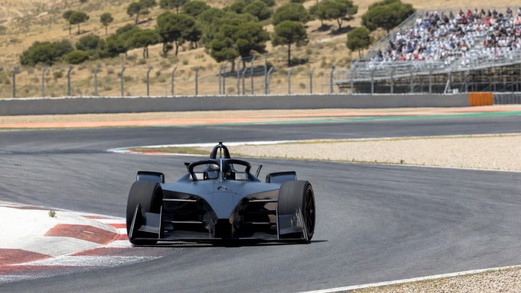 Un monoplaza eléctrico traza una curva en un circuito permanente rodeado de monte bajo