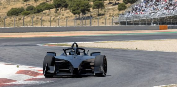 Un monoplaza eléctrico traza una curva en un circuito permanente rodeado de monte bajo