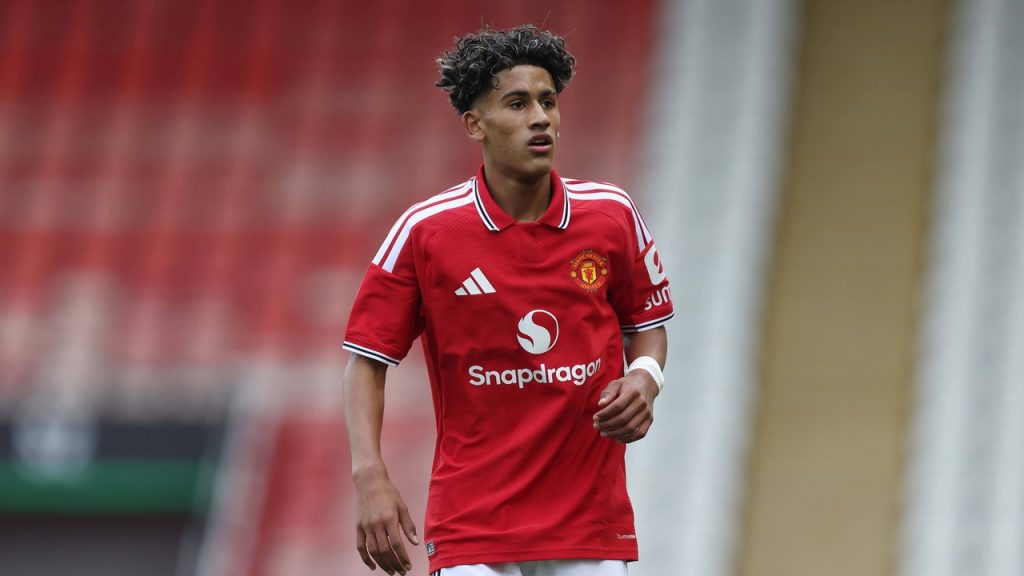 El canterano del Manchester United, JJ Gabriel, durante el partido de Youth League disputado ante el Sabah el pasado 10 de septiembre de 2026.