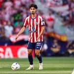 Johnny Cardoso controla un balón en el partido de LaLiga 2026/27 entre el Atlético de Madrid y Osasuna.