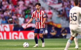 Johnny Cardoso controla un balón en el partido de LaLiga 2026/27 entre el Atlético de Madrid y Osasuna.