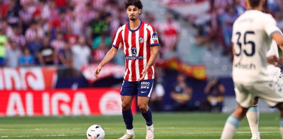 Johnny Cardoso controla un balón en el partido de LaLiga 2026/27 entre el Atlético de Madrid y Osasuna.