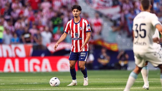 Johnny Cardoso controla un balón en el partido de LaLiga 2026/27 entre el Atlético de Madrid y Osasuna.