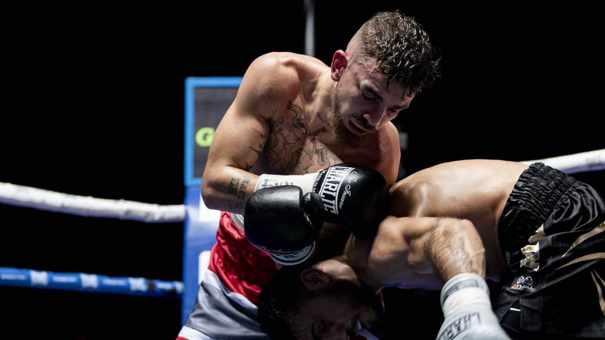 Jon Fernández golpea con la izquierda a Abderrazak Houya durante su combate en el pabellón de La Casilla