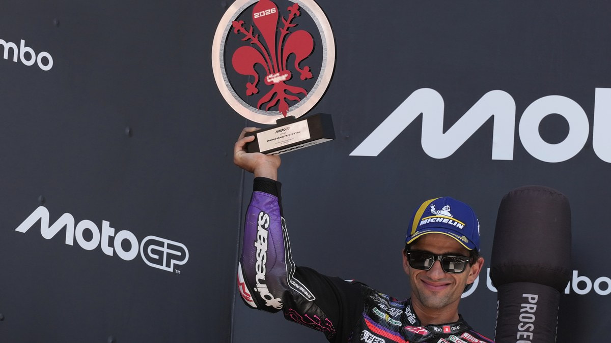Jorge Martín levanta el trofeo de segundo clasificado en el podio del Gran Premio de Italia de MotoGP, en Mugello