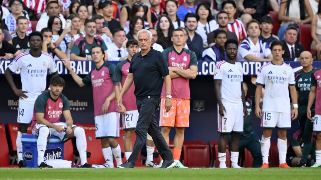 José Mourinho junto a los futbolistas suplentes o ya sustituidos, durante la derrota del Real Madrid ante el Atlético de Madrid en el Metropolitano.