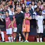 José Mourinho junto a los futbolistas suplentes o ya sustituidos, durante la derrota del Real Madrid ante el Atlético de Madrid en el Metropolitano.