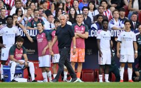 José Mourinho junto a los futbolistas suplentes o ya sustituidos, durante la derrota del Real Madrid ante el Atlético de Madrid en el Metropolitano.