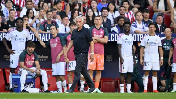José Mourinho junto a los futbolistas suplentes o ya sustituidos, durante la derrota del Real Madrid ante el Atlético de Madrid en el Metropolitano.