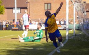 Jose Sani celebra un gol con el Berkhamsted FC de Non-League, su último equipo antes de ser fichado por el Fulham este pasado verano.